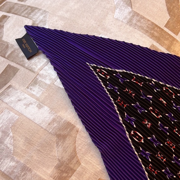 Pleated Louis Vuitton silk shawl with blossom pattern reversible - Picture 5 of 5